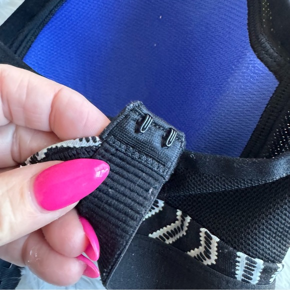 Victoria's Secret VSX Incredible Sports Bra Purple
Size 34 B - Picture 5 of 7